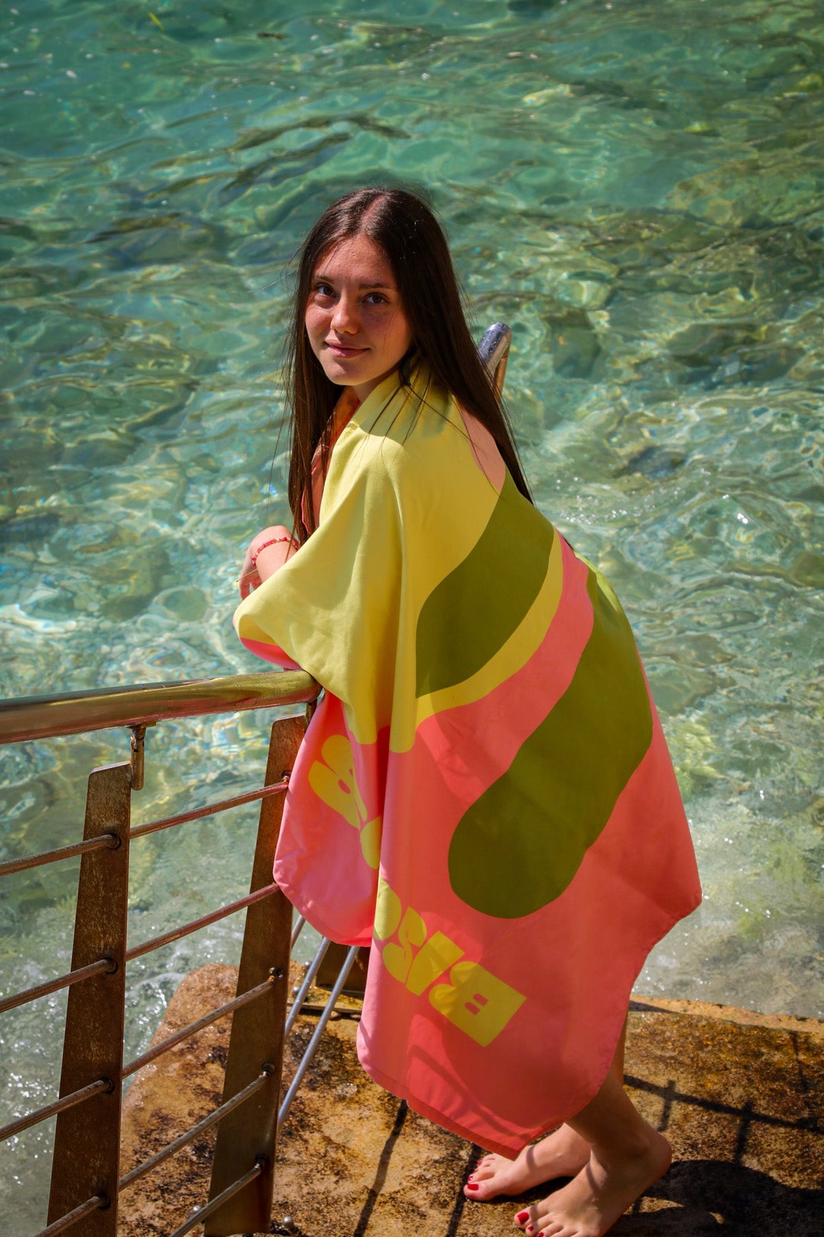 Serviette de plage Kima Dolce Vita Bisous en situation