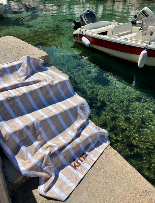 Serviette de plage Kima Comfy Matelot Camel à la plage