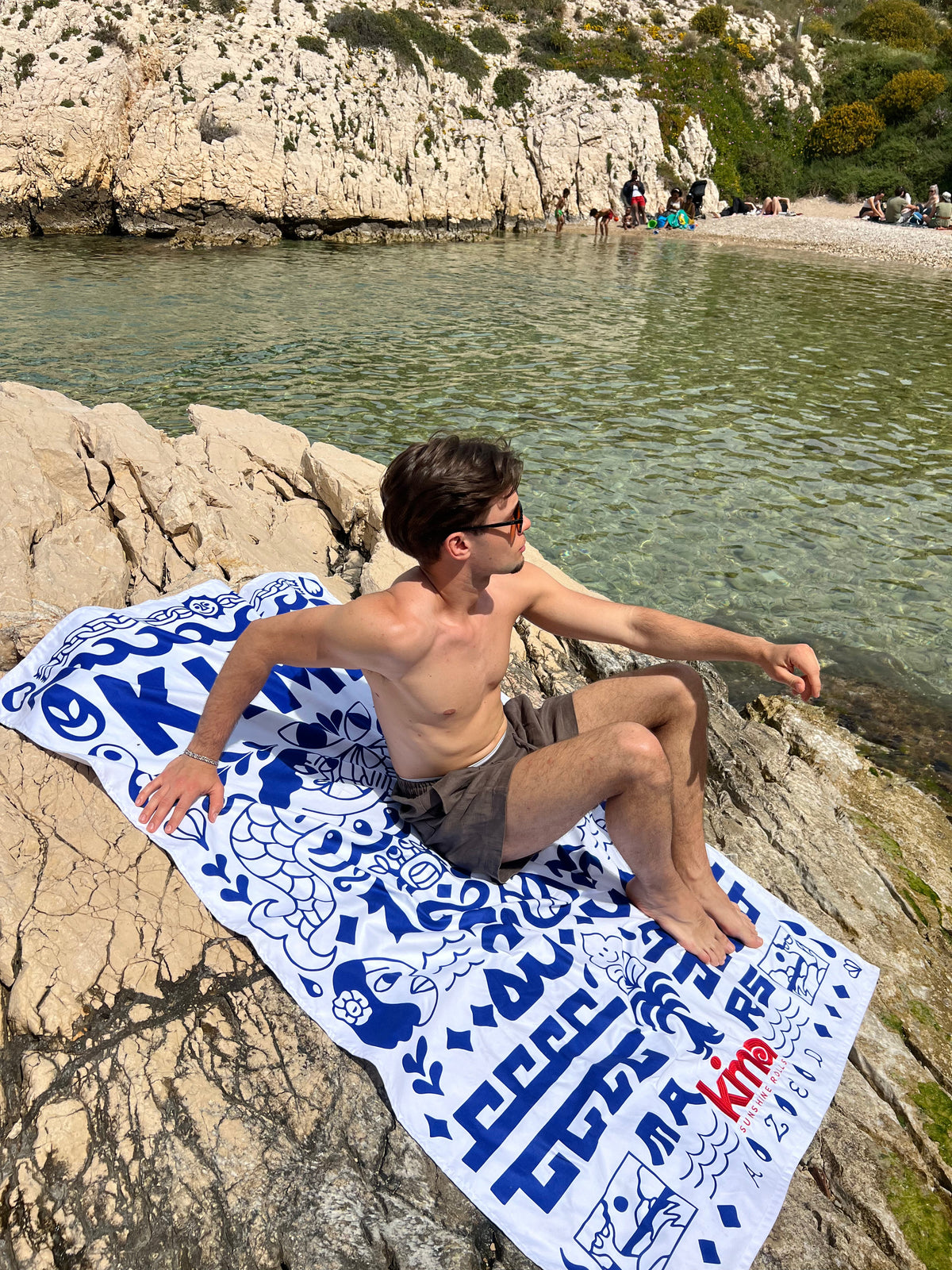 Serviette de plage Kima AZED à la plage