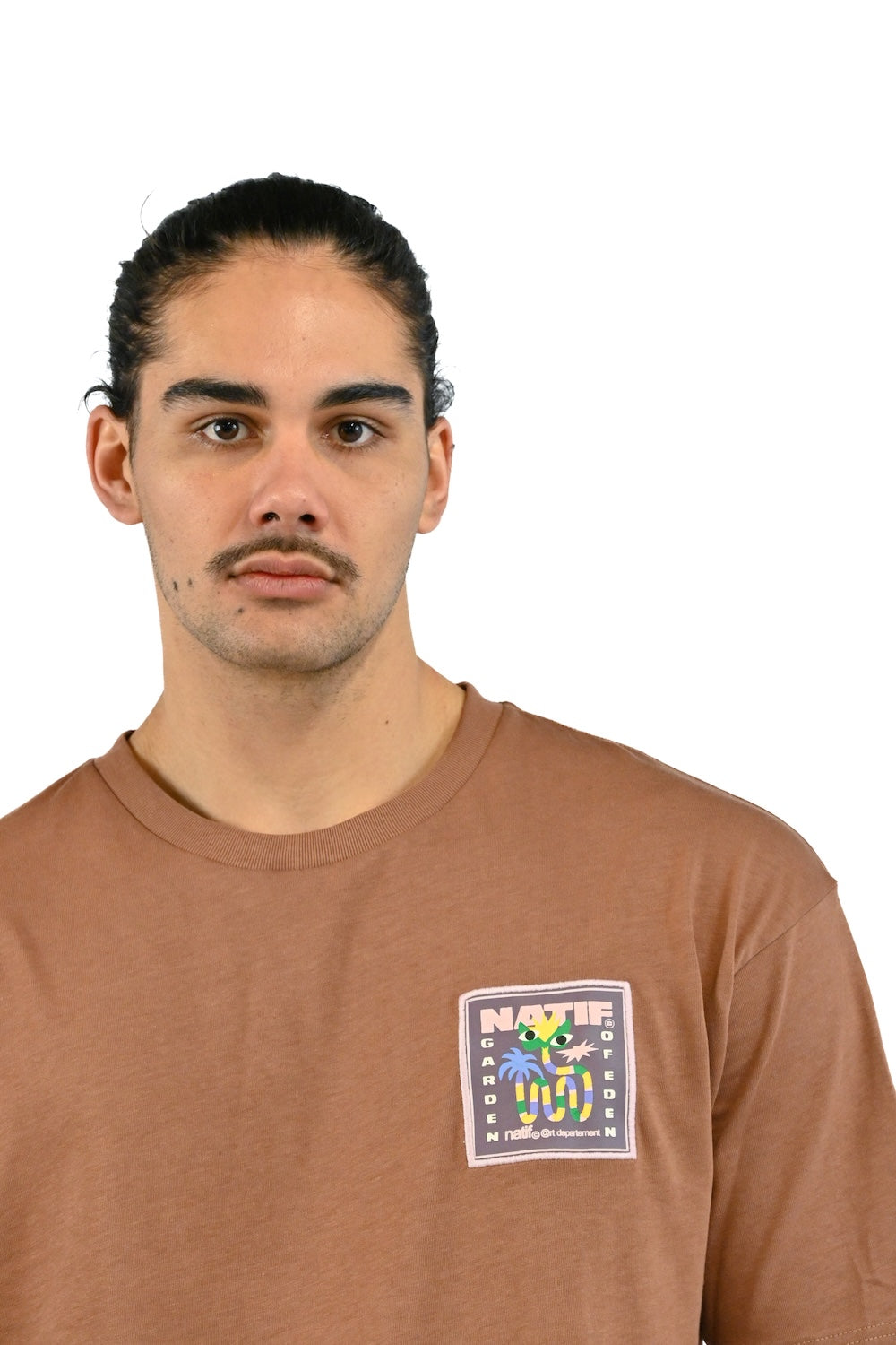Détail du logo Natif sur le t-shirt Snake