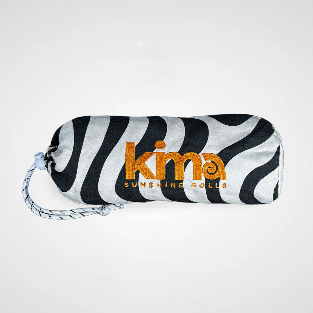 Serviette de plage Kima Wavy Panda, pochette zippée assortie