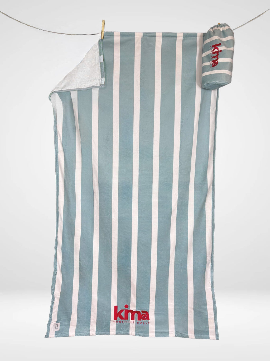 Serviette de plage Kima Comfy Matelot Bleu, rayures bleu gris et blanc, à plat - Ô Cabanon La Ciotat
