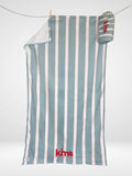 Serviette de plage Kima Comfy Matelot Bleu, rayures bleu gris et blanc, à plat - Ô Cabanon La Ciotat