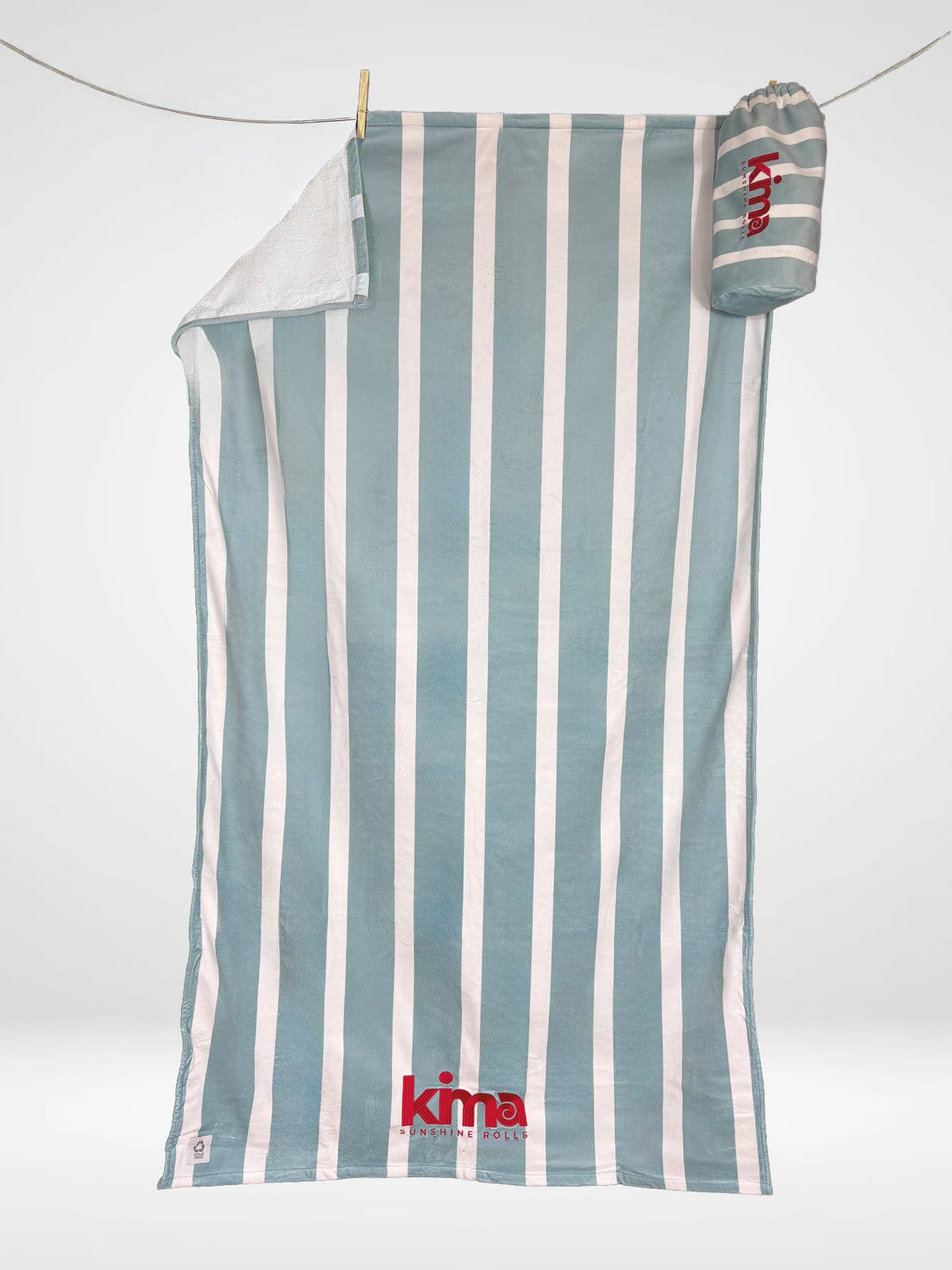 Serviette de plage Kima Comfy Matelot Bleu, rayures bleu gris et blanc, à plat - Ô Cabanon La Ciotat