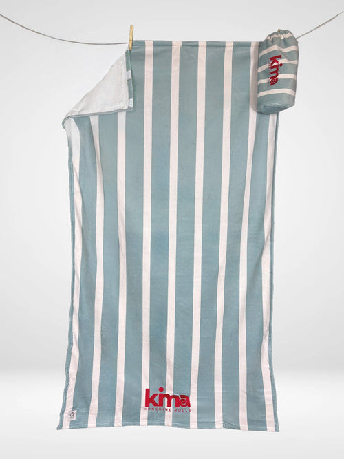 Serviette de plage Kima Comfy Matelot Bleu, rayures bleu gris et blanc, à plat - Ô Cabanon La Ciotat