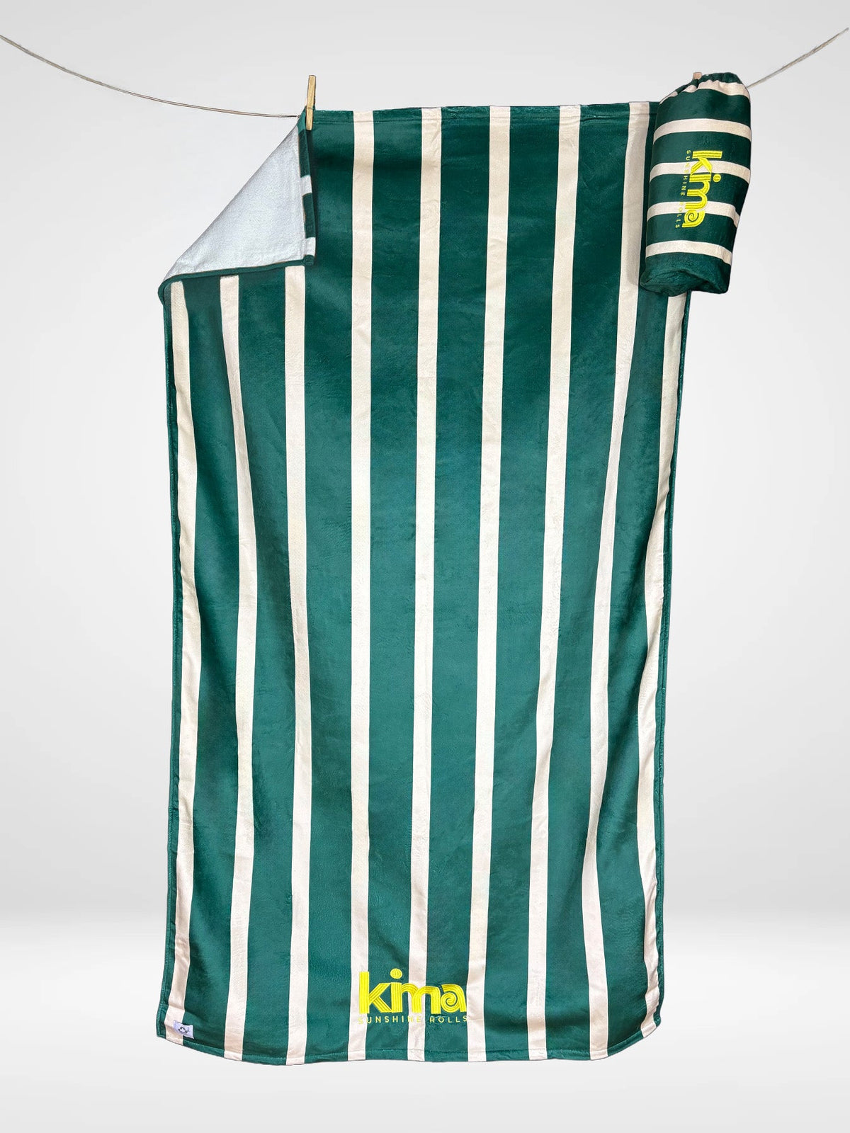 Serviette de plage Kima Comfy Matelot Vert, rayures vert sapin et blanc, à plat - Ô Cabanon La Ciotat