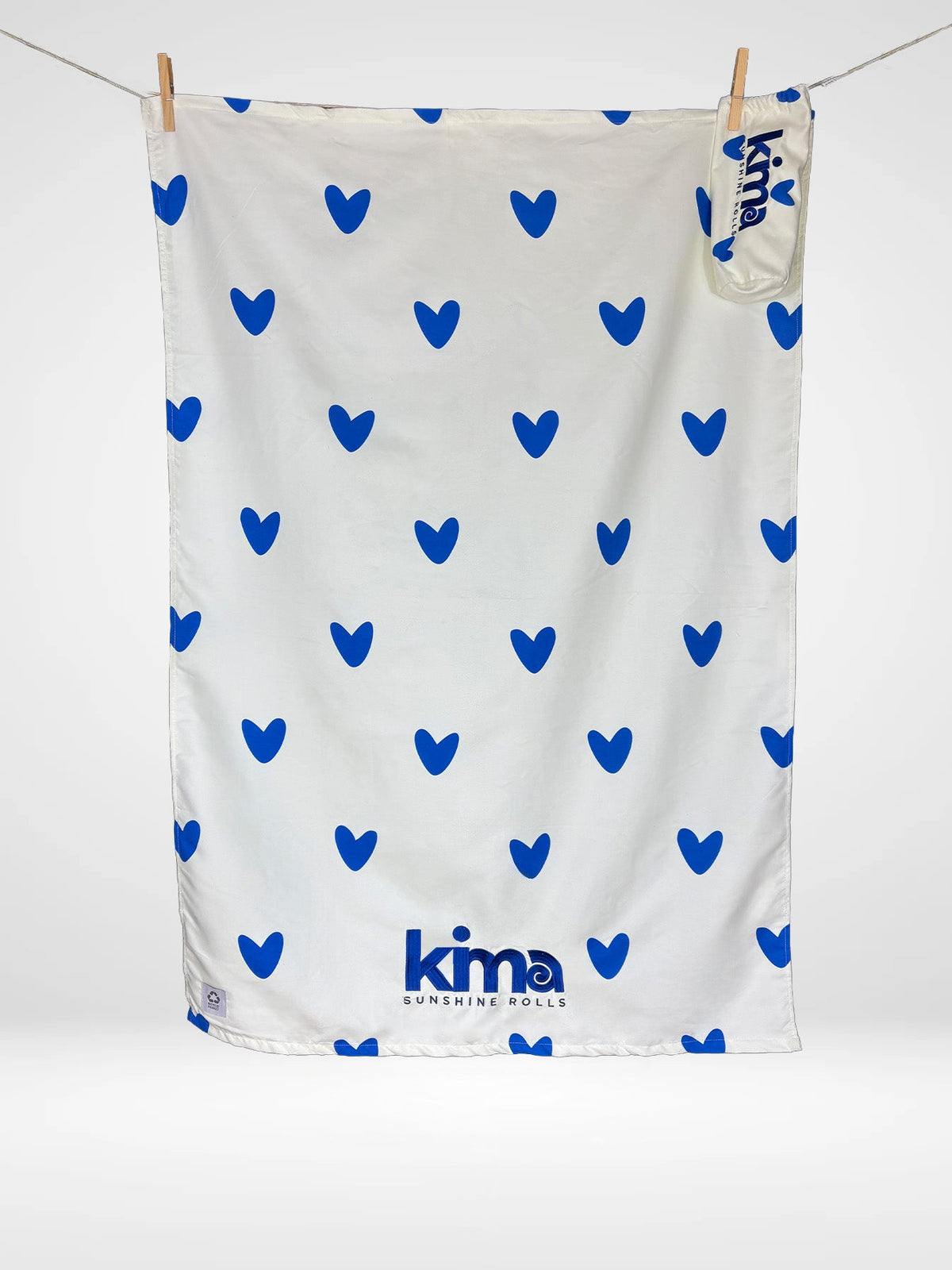 Serviette de plage enfant Kima Amour Bleu, blanc à cœurs bleus, à plat - Ô Cabanon La Ciotat