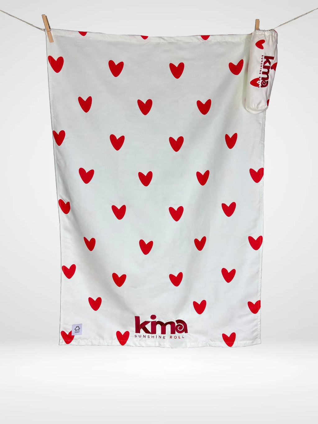Serviette de plage enfant Kima Amour Rouge, blanc à cœurs rouges, à plat - Ô Cabanon La Ciotat