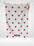 Serviette de plage enfant Kima Amour Rouge, blanc à cœurs rouges, à plat - Ô Cabanon La Ciotat