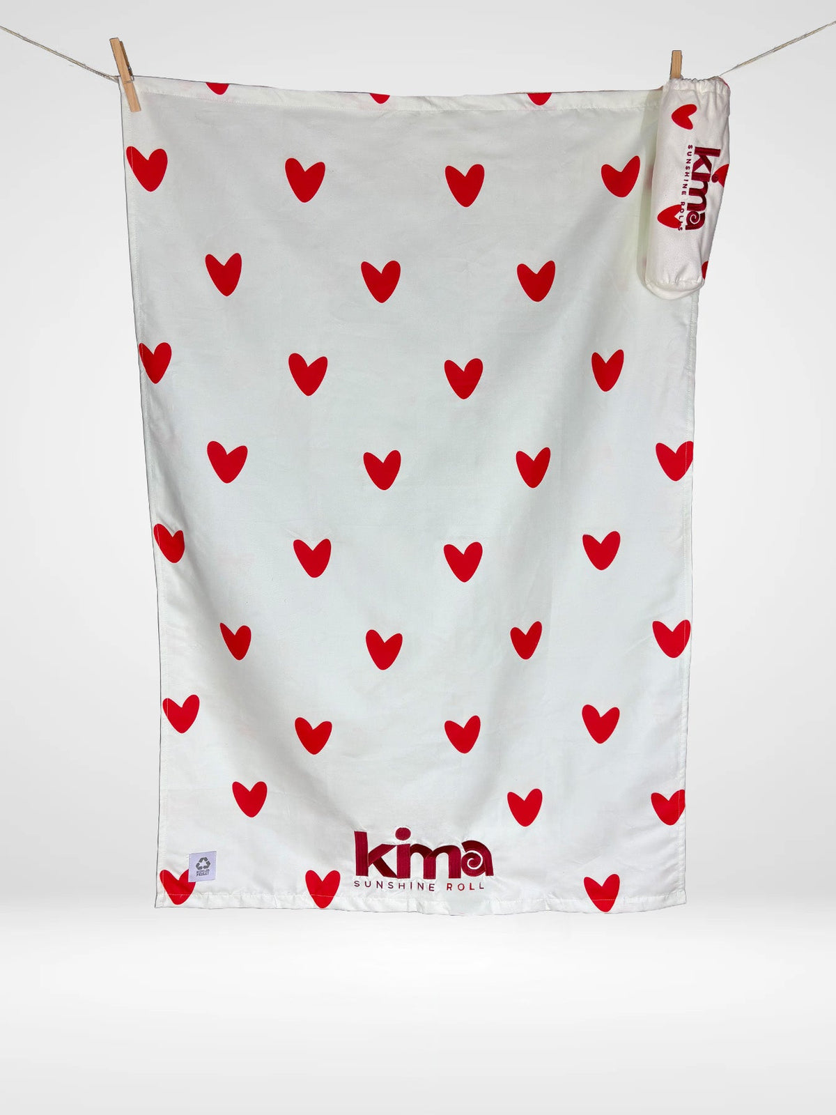 Serviette de plage enfant Kima Amour Rouge, blanc à cœurs rouges, à plat - Ô Cabanon La Ciotat