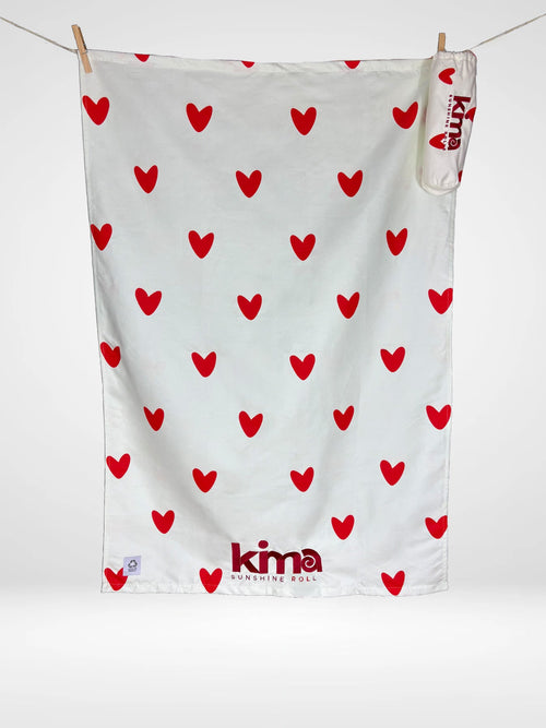 Serviette de plage enfant Kima Amour Rouge, blanc à cœurs rouges, à plat - Ô Cabanon La Ciotat