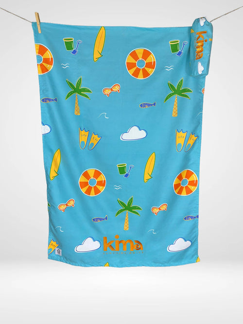 Serviette de plage enfant Kima Mesco Playa, bleu ciel, palmiers et bouées, à plat - Ô Cabanon La Ciotat