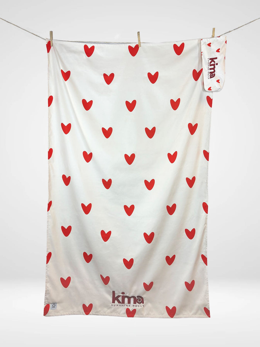 Serviette de plage Kima Amour Rouge, blanc à cœurs rouges, à plat - Ô Cabanon La Ciotat