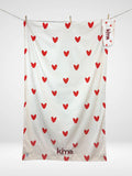 Serviette de plage Kima Amour Rouge, blanc à cœurs rouges, à plat - Ô Cabanon La Ciotat
