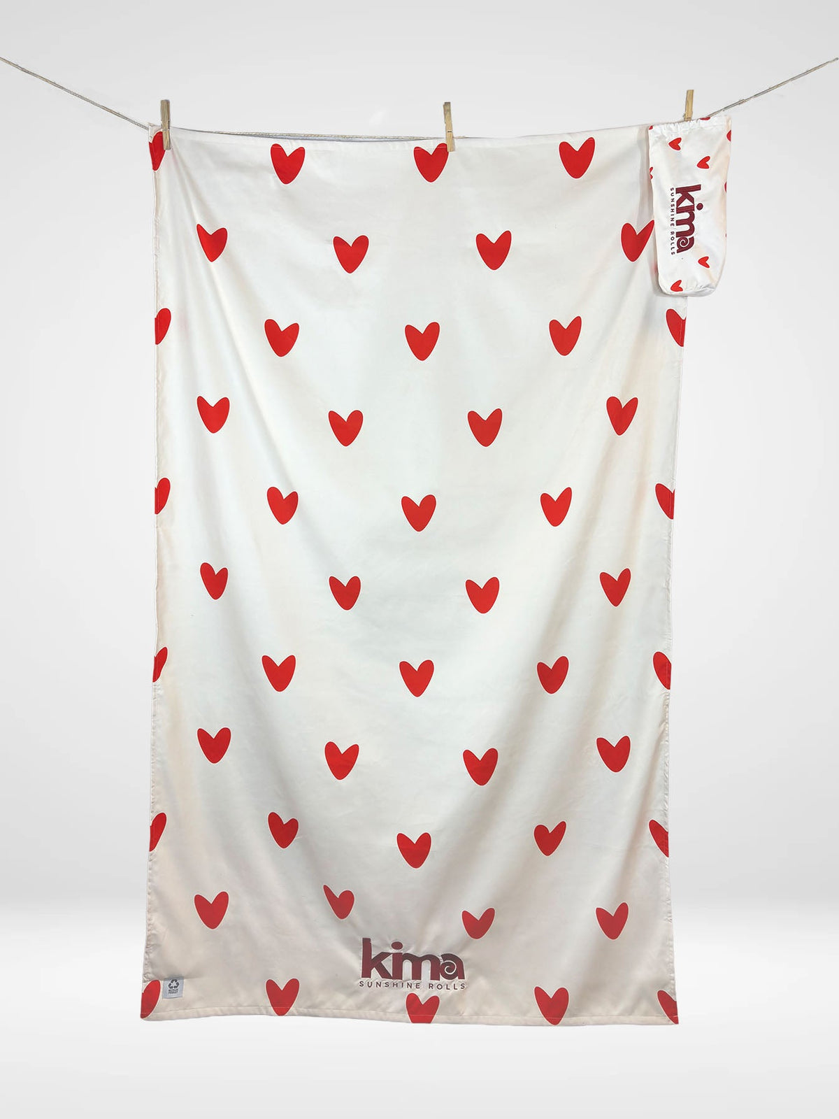 Serviette de plage Kima Amour Rouge, blanc à cœurs rouges, à plat - Ô Cabanon La Ciotat