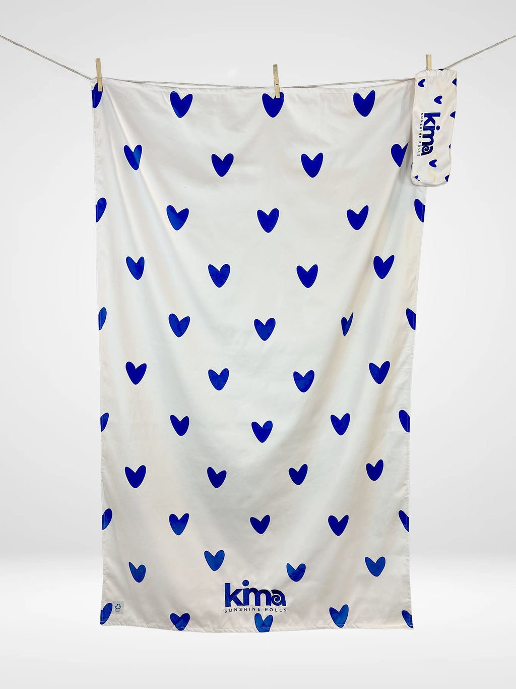 Serviette de plage Kima Amour Bleu, blanc à cœurs bleus, à plat - Ô Cabanon La Ciotat