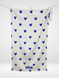 Serviette de plage Kima Amour Bleu, blanc à cœurs bleus, à plat - Ô Cabanon La Ciotat
