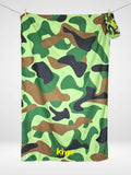 Serviette de plage Kima Camo Forest, camouflage vert, à plat - Ô Cabanon La Ciotat
