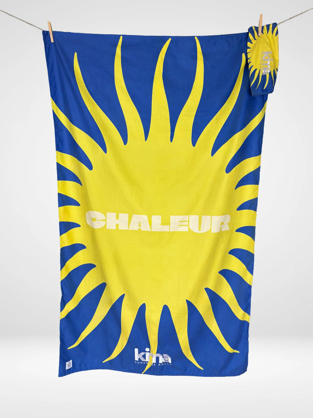 Serviette de plage Kima Dolce Vita Chaleur, soleil jaune sur fond bleu, à plat - Ô Cabanon La Ciotat