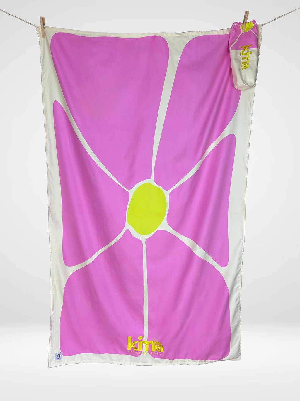 Serviette de plage Kima Flower Rose, grande fleur rose, à plat - Ô Cabanon La Ciotat