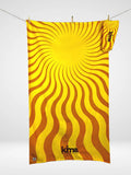 Serviette de plage Kima Comfy Sunlight Jaune, soleil jaune et orange, à plat - Ô Cabanon La Ciotat