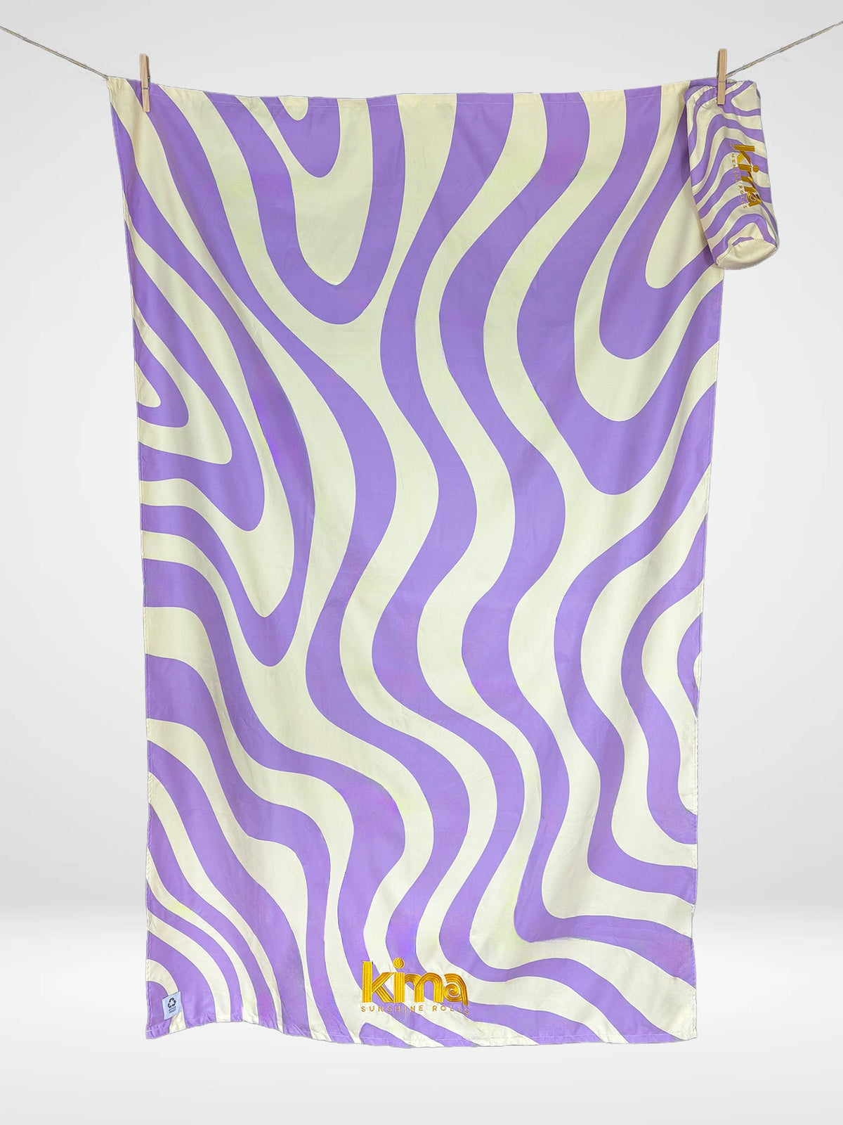 Serviette de plage Kima Wavy Lavande, vagues lavande et crème, à plat - Ô Cabanon La Ciotat