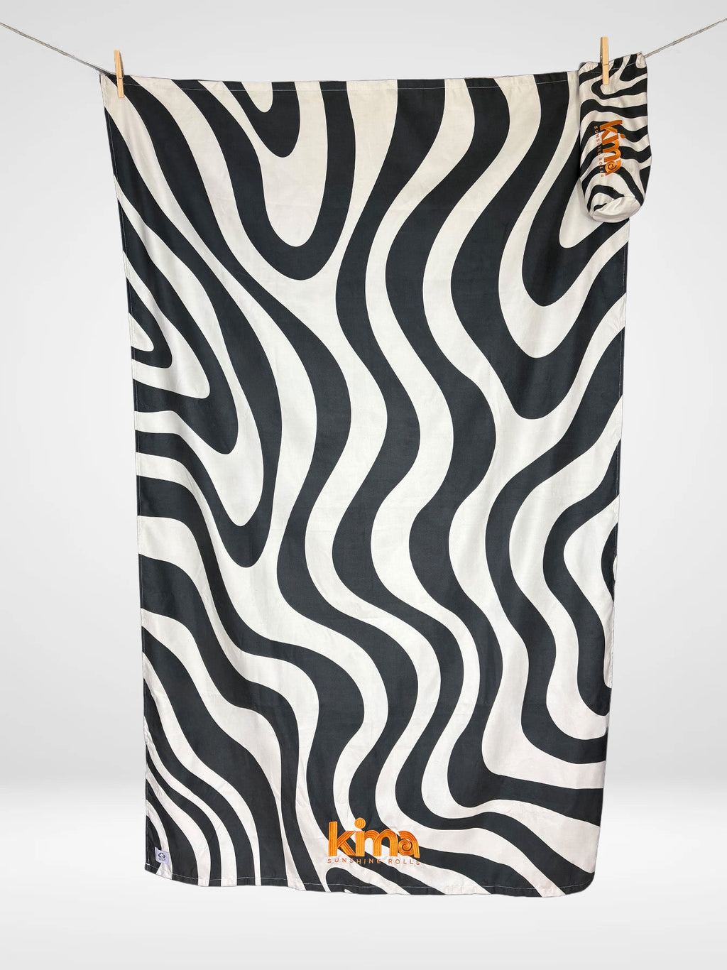 Serviette de plage Kima Wavy Panda, vagues noir et blanc, à plat - Ô Cabanon La Ciotat