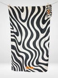 Serviette de plage Kima Wavy Panda, vagues noir et blanc, à plat - Ô Cabanon La Ciotat