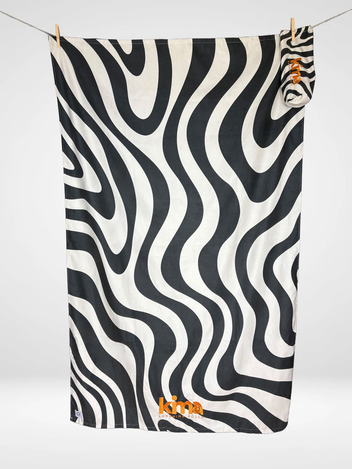 Serviette de plage Kima Wavy Panda, vagues noir et blanc, à plat - Ô Cabanon La Ciotat