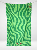 Serviette de plage Kima Wavy Pastèque, vagues vert vif et vert tendre, à plat - Ô Cabanon La Ciotat