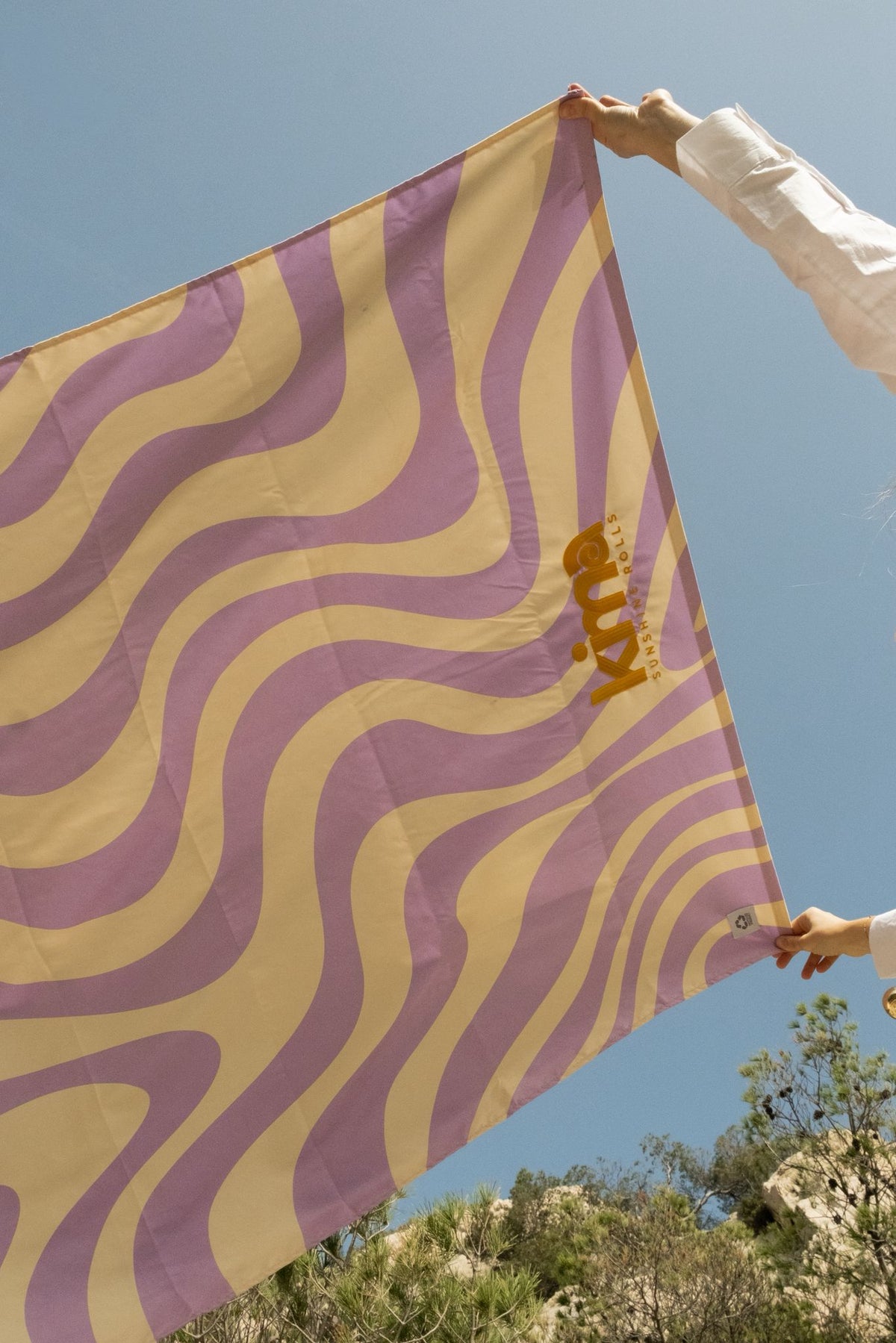 Serviette de plage Kima Wavy Lavande à la plage