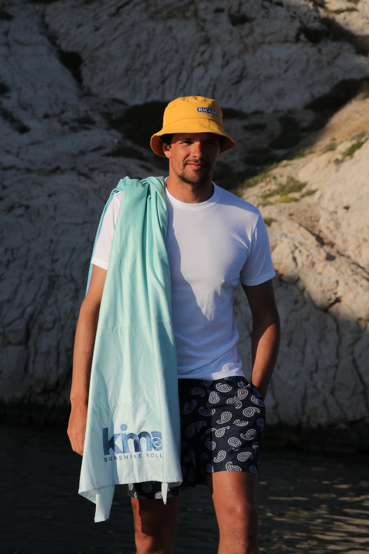 Serviette de plage Kima Tie & Dye Bleu Lagon à la plage