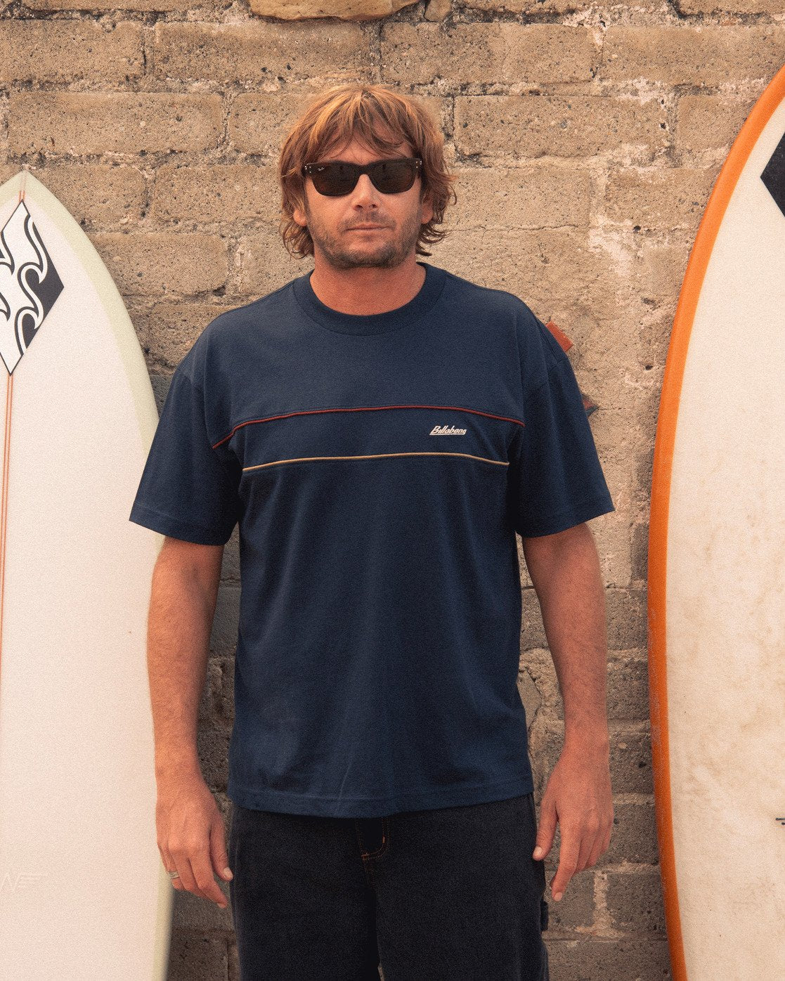 T-shirt Billabong Garage Arch bleu nuit, porté en situation