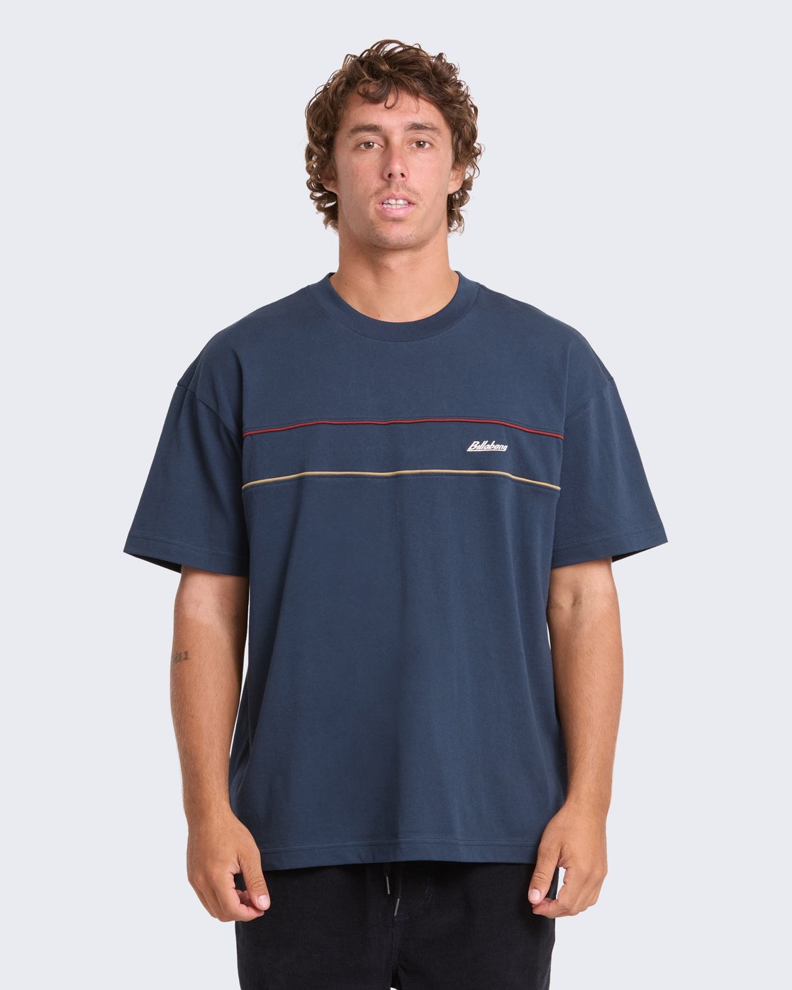 T-shirt Billabong Garage Arch bleu nuit, porté, de face