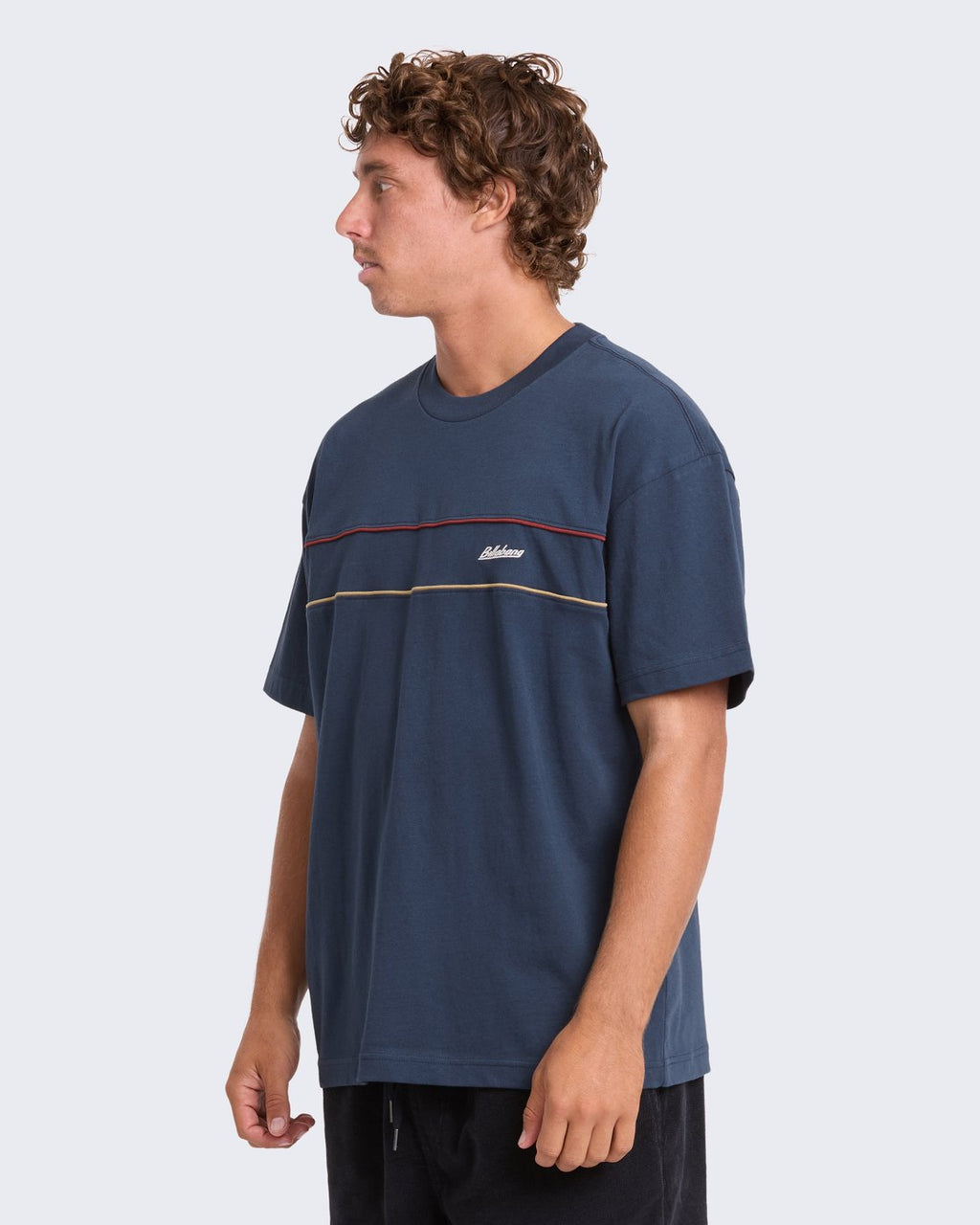 T-shirt Billabong Garage Arch bleu nuit, porté, de profil