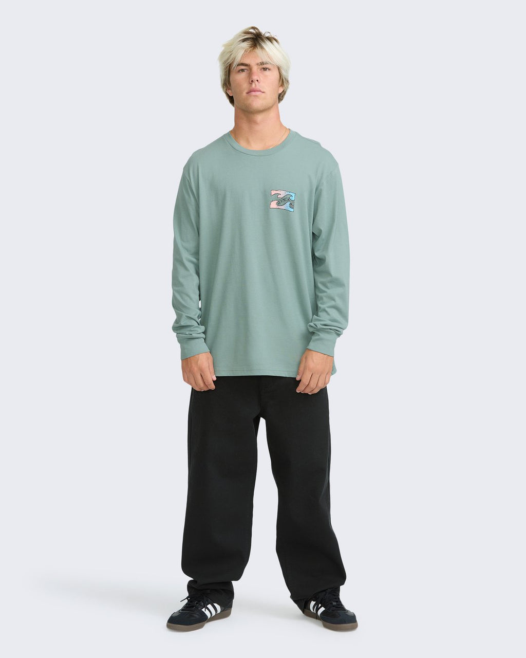 T-shirt manches longues Billabong Crayon Wave Premium vert argile, porté en pied