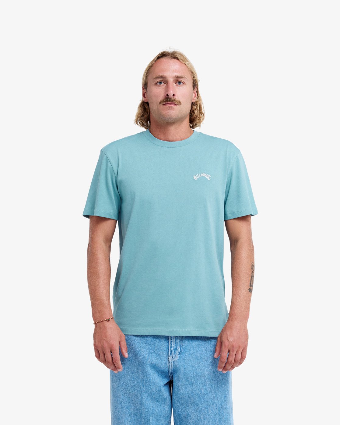 T-shirt Billabong Arch Crew bleu brume, porté, de face