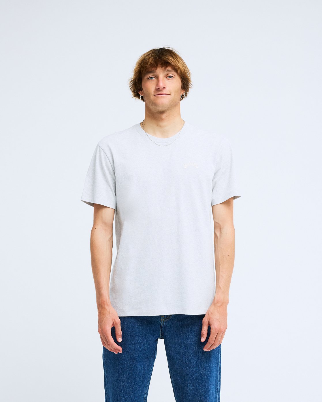 T-shirt Billabong Arch Crew gris chiné, porté, de face
