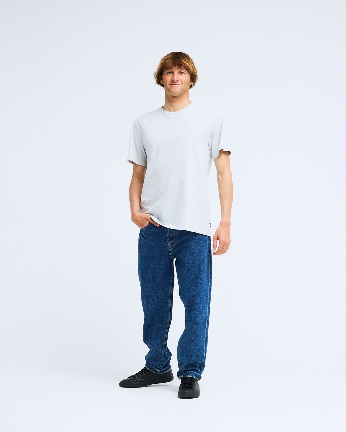 T-shirt Billabong Arch Crew gris chiné, porté en pied