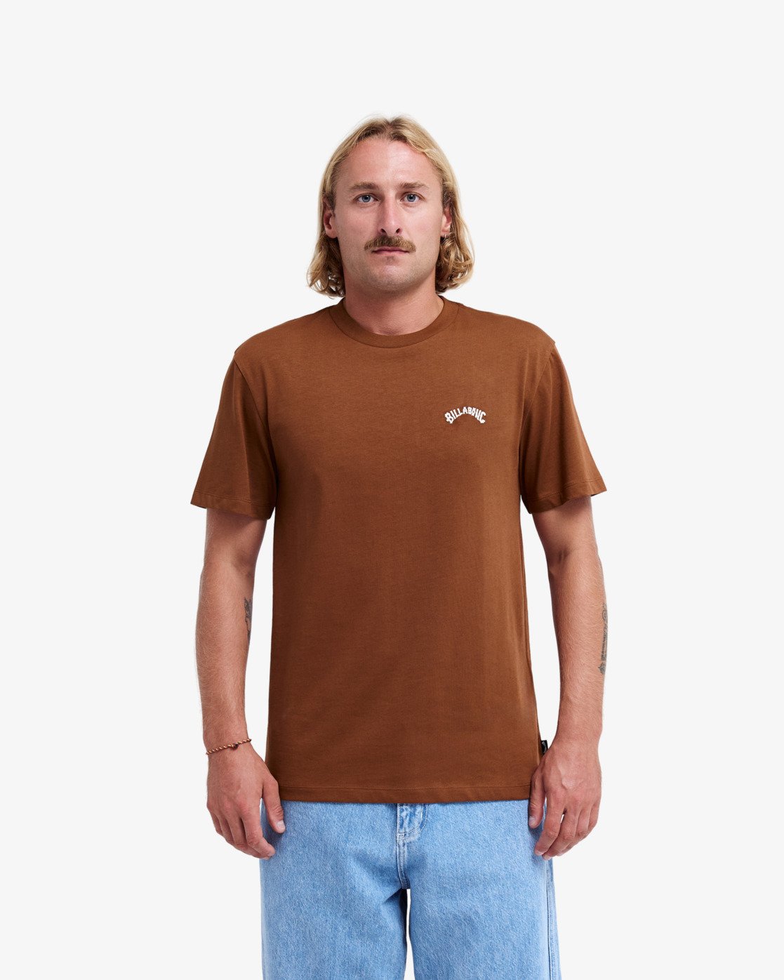 T-shirt Billabong Arch Crew écaille, porté, de face