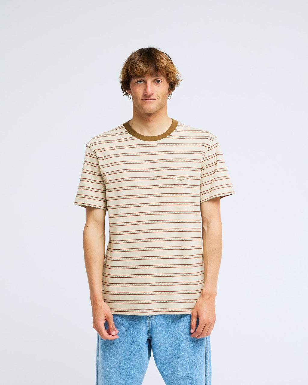 T-shirt Billabong Baxter écru, porté, de face
