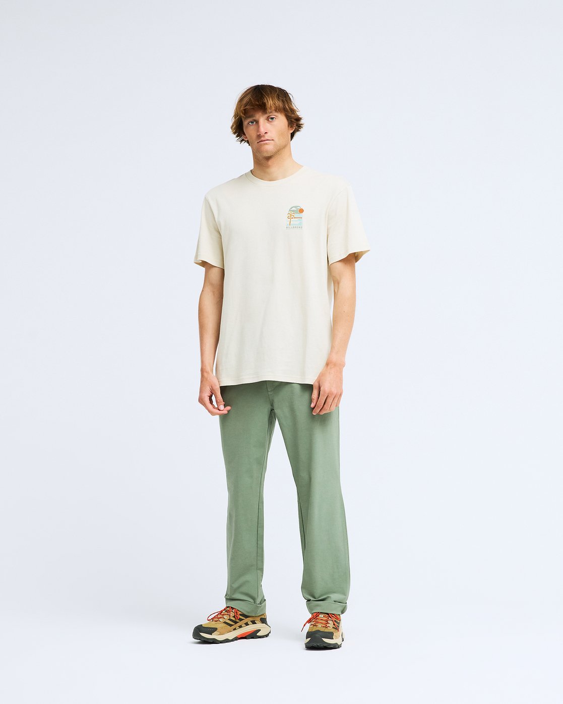 T-shirt Billabong Sundown écru, porté en pied