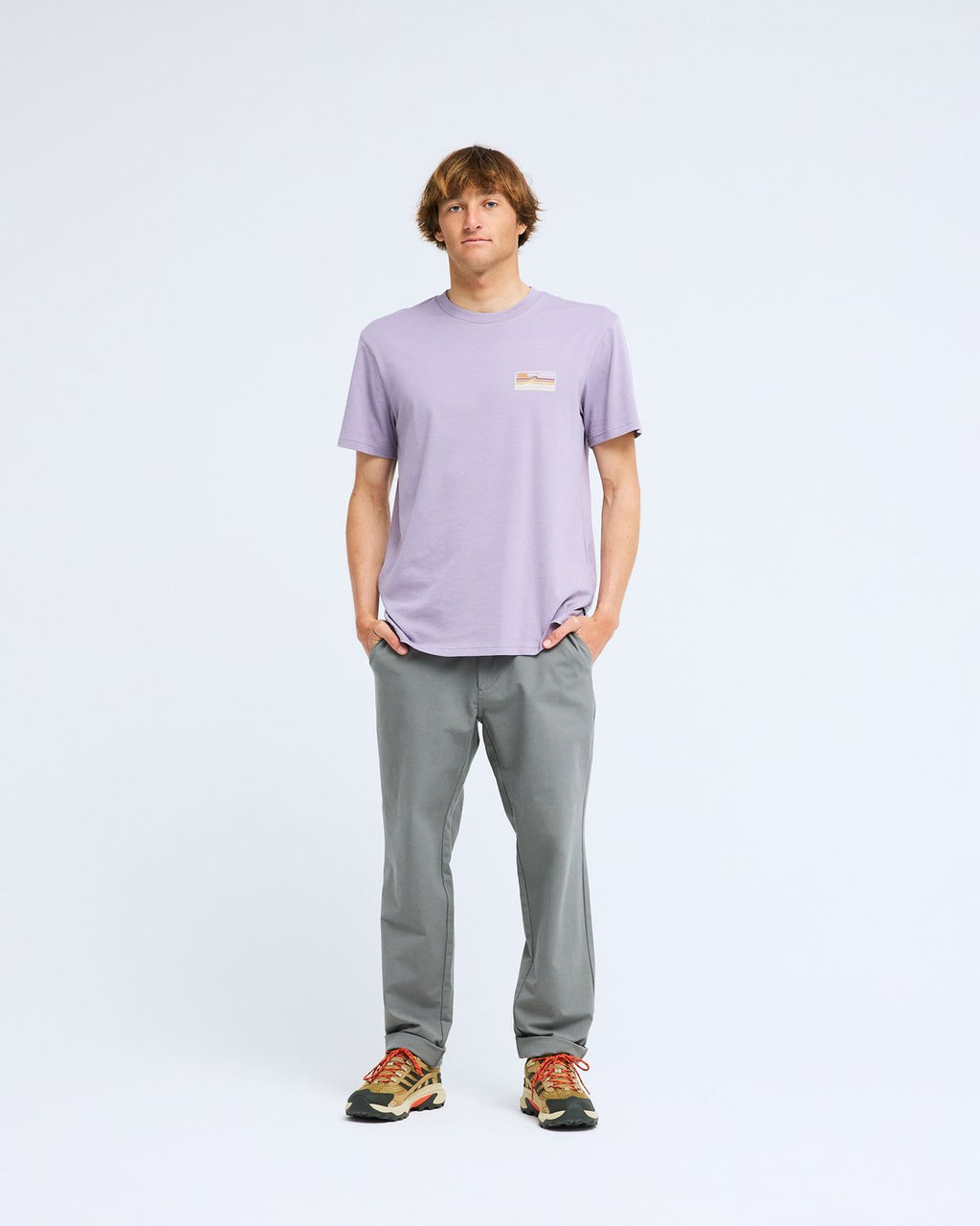 T-shirt Billabong Range violet cendré, porté en pied