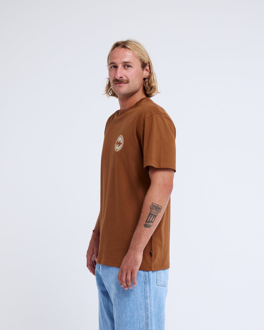 T-shirt Billabong Crayon Wave écaille, porté, de profil