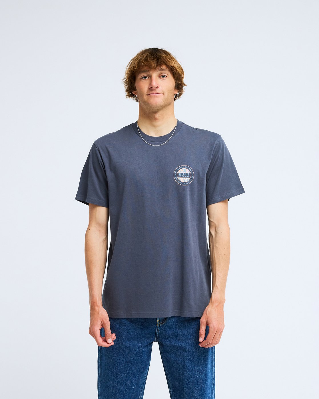 T-shirt Billabong Rotor bleu ombré, porté, de face