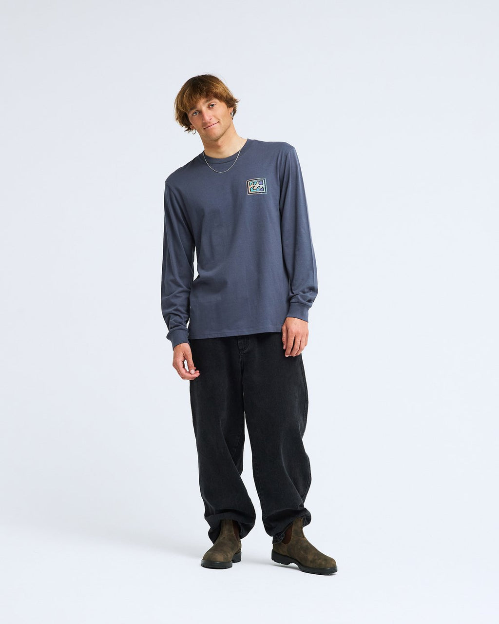 T-shirt manches longues Billabong Crayon Wave bleu ombré, porté en pied