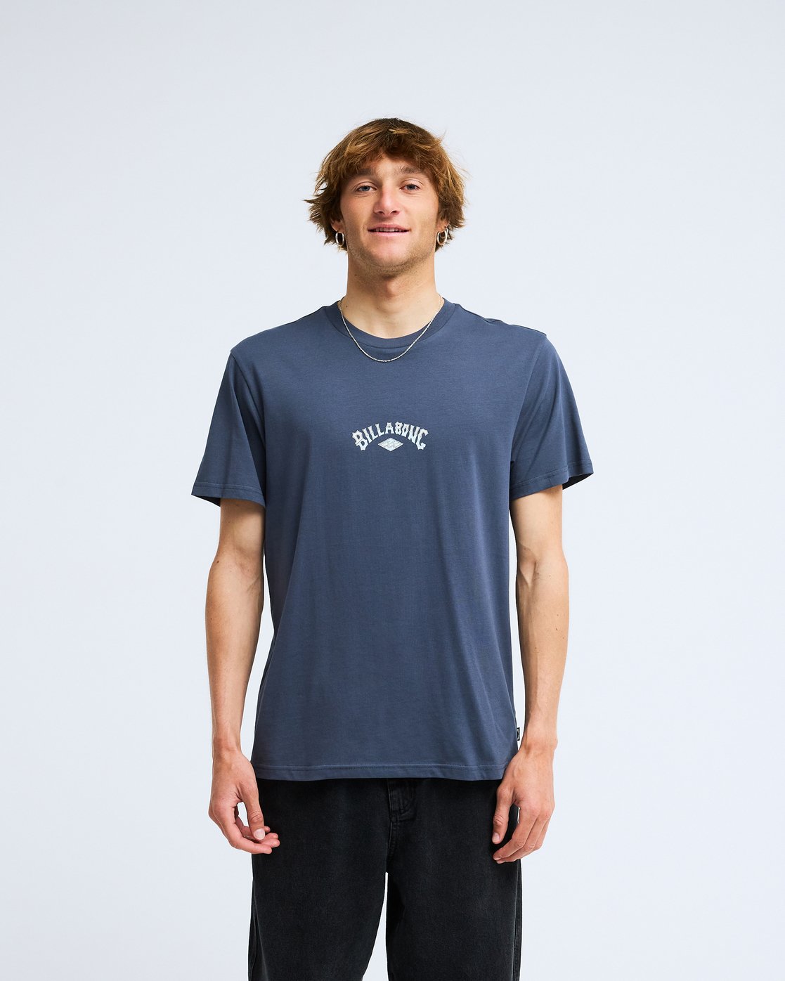 T-shirt Billabong Arch Diamond bleu nuit, porté, de face
