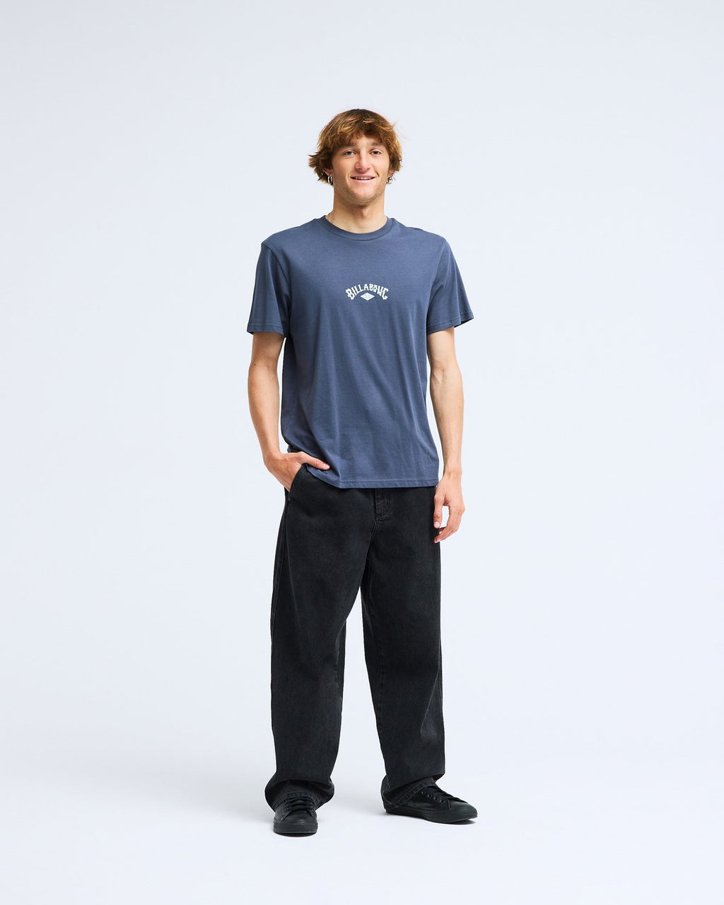 T-shirt Billabong Arch Diamond bleu nuit, porté en pied