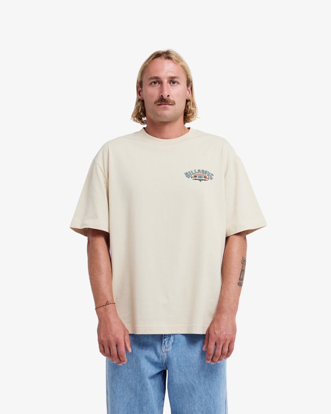 T-shirt Billabong Since 73 Heritage OG écru, porté, de face