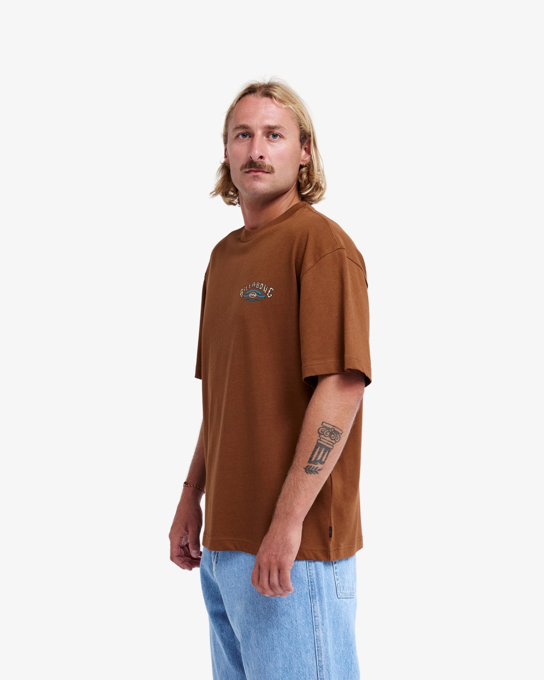 T-shirt Billabong Since 73 Heritage OG écaille, porté, de profil